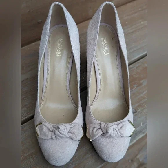 Michael Kors Pumps with gold accent and bow - Picture 2 of 4